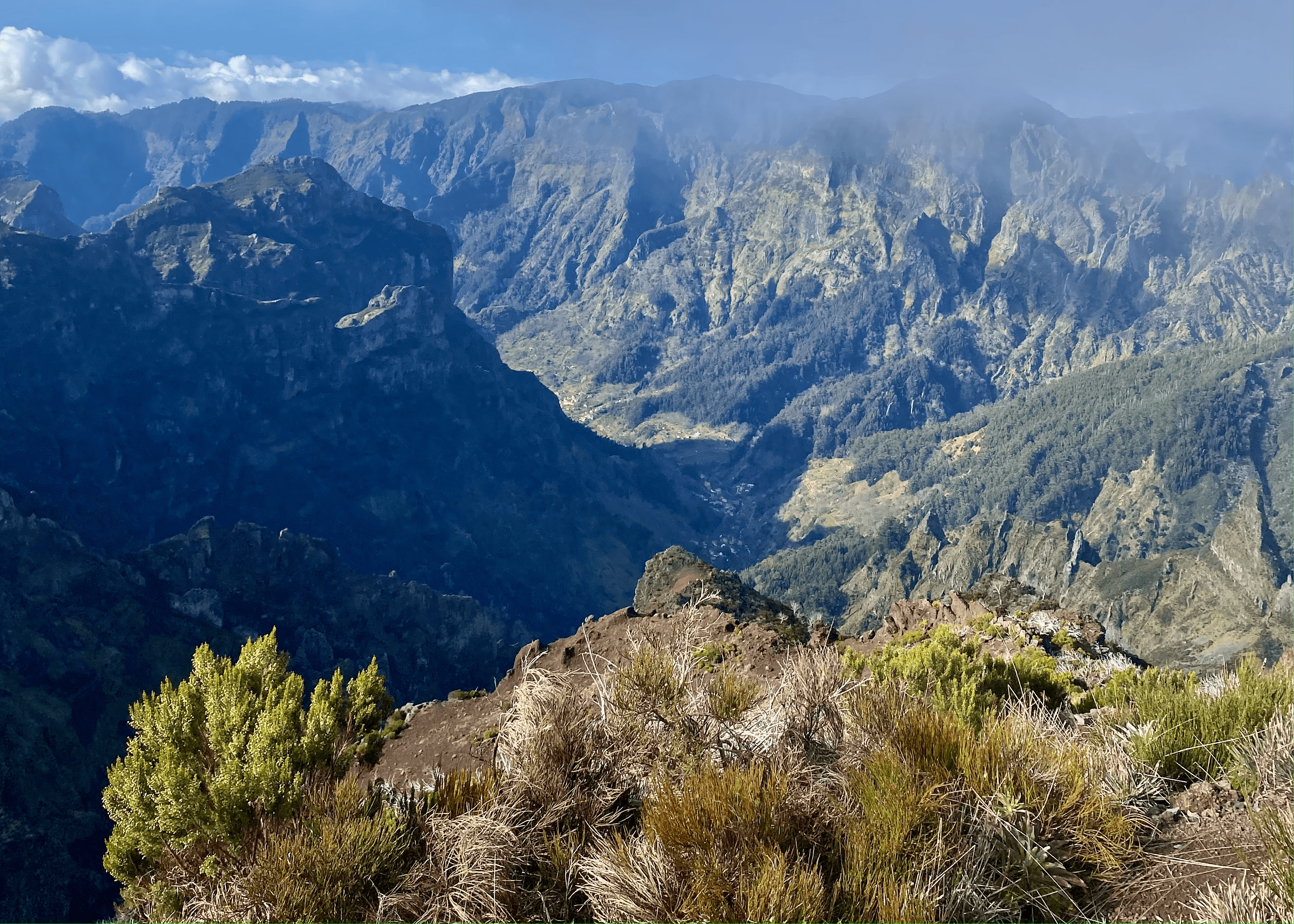 Pico Ruivo - výhled z nejvyššího vrcholu